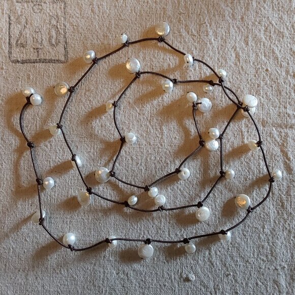 Freshwater pearls on knotted leather chord necklace - Picture 1 of 3